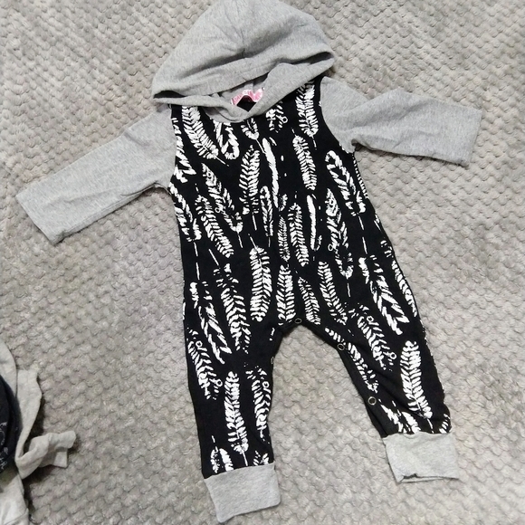 Other - 50% off Bundles! 🖤 Hooded Feather Bodysuit